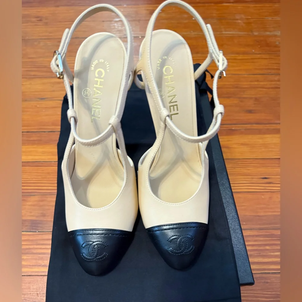 Authentic Classic CHANEL Two-Tone Beige and Black  Maryjane Heels size 40 - Picture 3 of 6